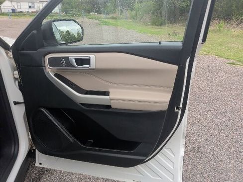 Used 2022 Ford Explorer XLT w/ Equipment Group 202A RWD image 9