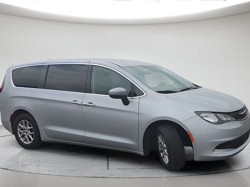 Used 2023 Chrysler Voyager LX FWD image 4