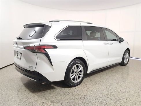 Used 2022 Toyota Sienna Limited image 5