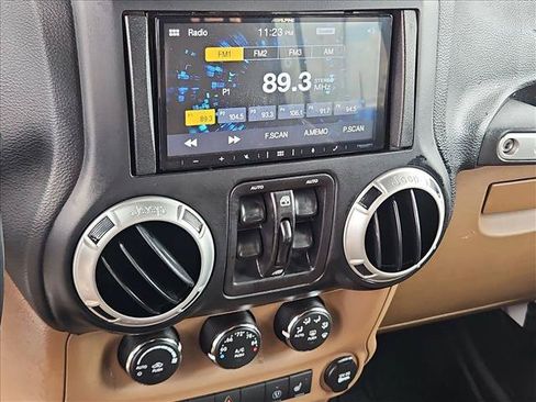 Used 2018 Jeep Wrangler Unlimited Sahara w/ Connectivity Group AWD/4WD image 14