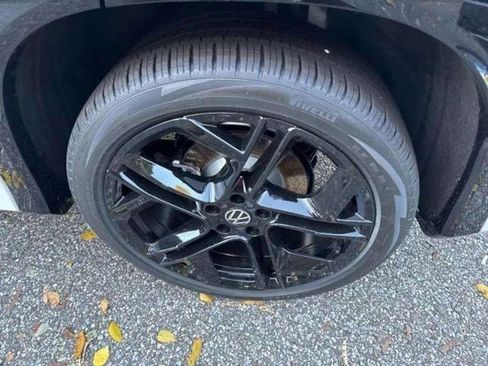 New 2025 Volkswagen Tiguan SE R-Line image 10