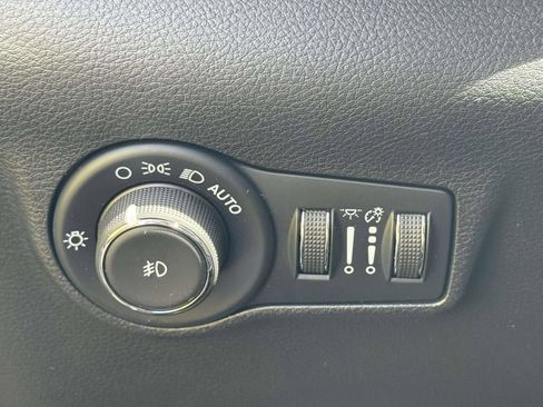 Used 2025 Jeep Compass Limited w/ Sun & Sound Group AWD/4WD image 19