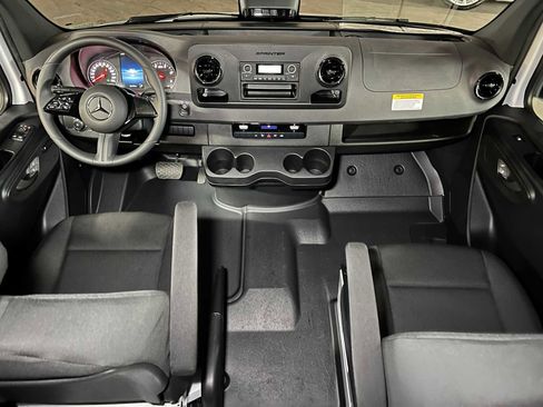 Used 2025 Mercedes-Benz Sprinter 2500 image 35