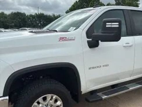 Used 2024 Chevrolet Silverado 2500 LT AWD/4WD image 2