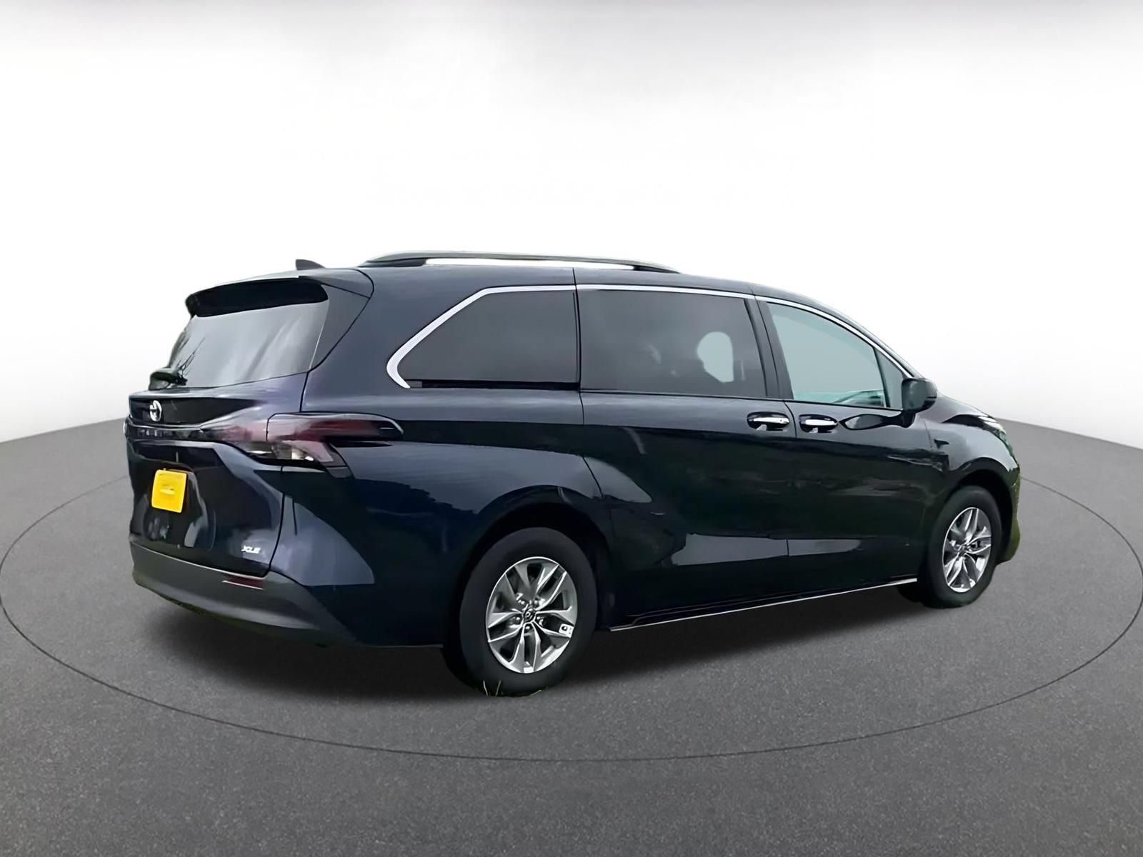 Used 2025 Toyota Sienna XLE FWD image 14