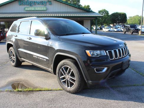Used 2019 Jeep Grand Cherokee Laredo w/ 18" Wheel & 8.4" Radio Group image 1