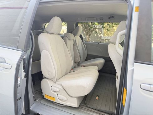 Used 2011 Toyota Sienna LE w/ Towing Pkg FWD image 17