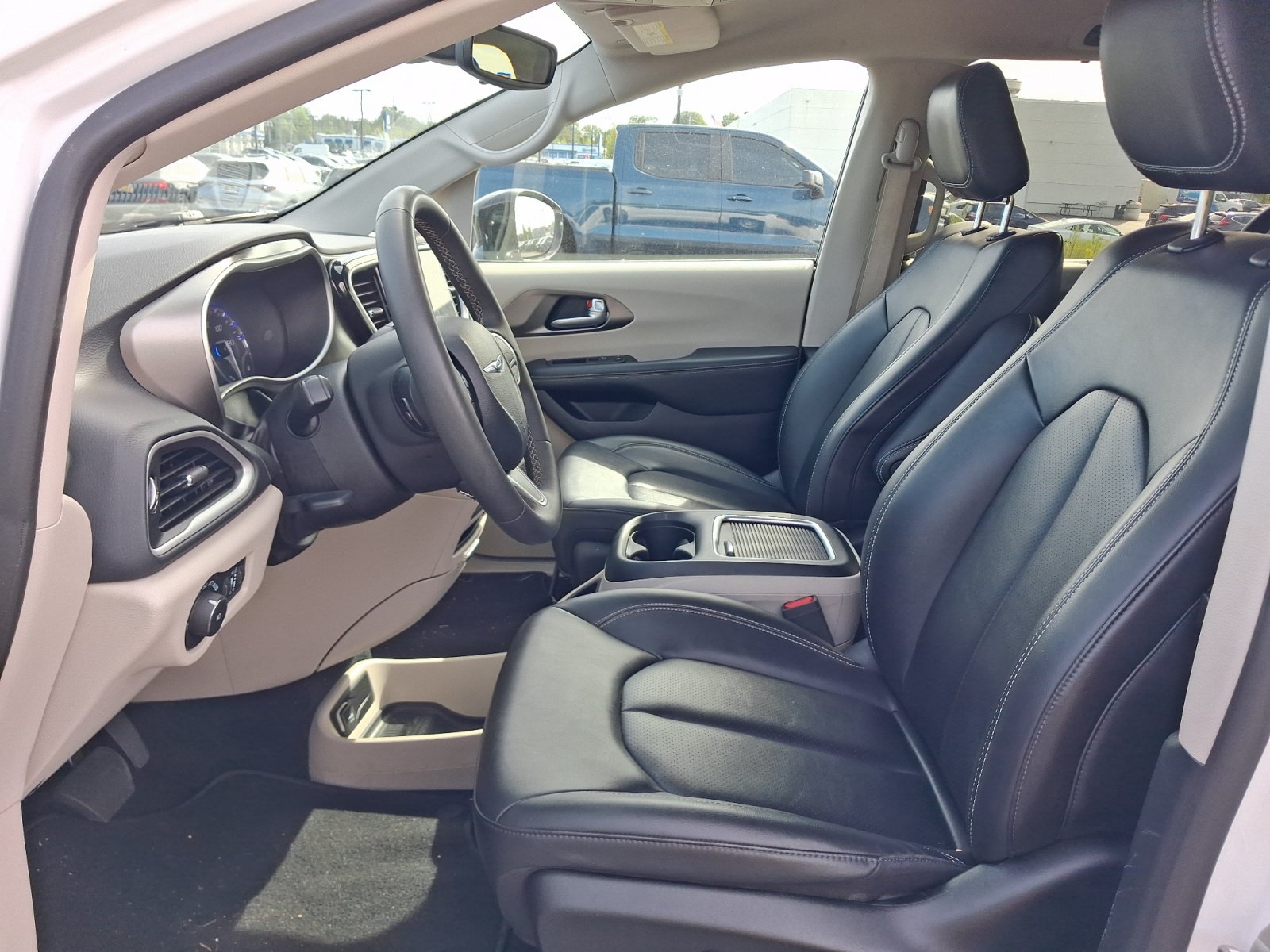Used 2024 Chrysler Pacifica Touring-L FWD image 4