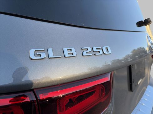 Used 2021 Mercedes-Benz GLB 250 w/ Premium Package image 23