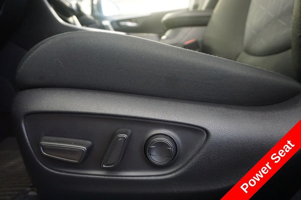 Used 2025 Toyota RAV4 XLE AWD/4WD image 6