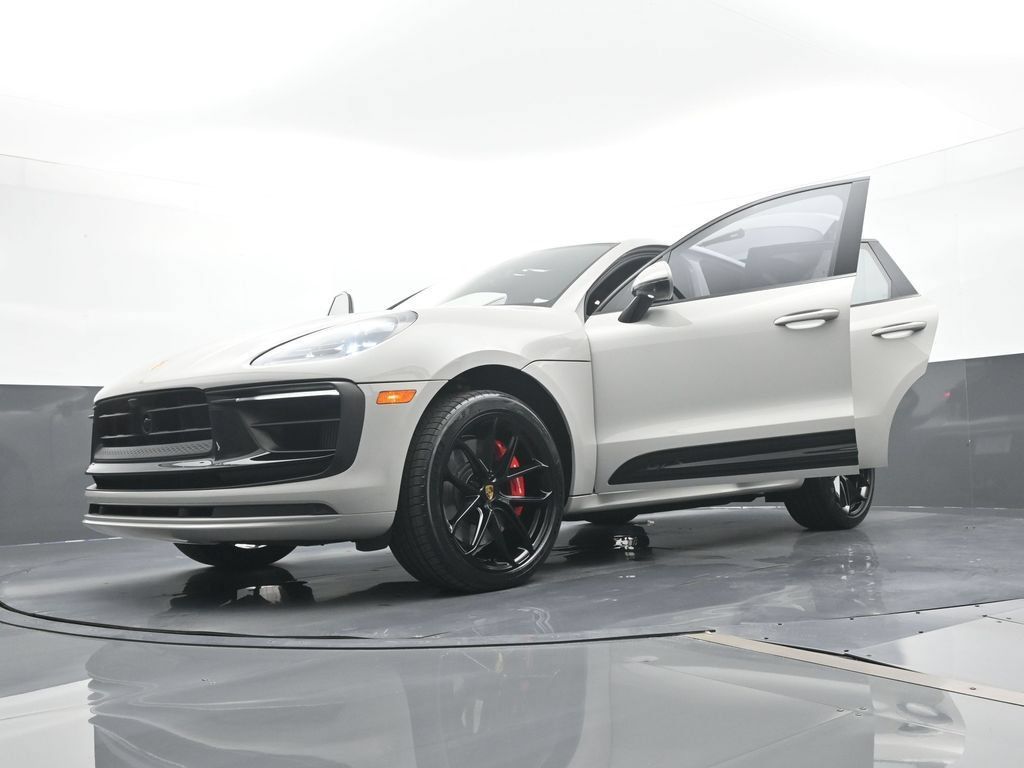 Certified 2025 Porsche Macan GTS AWD/4WD image 30