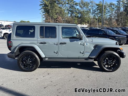 Used 2025 Jeep Wrangler Sahara image 2