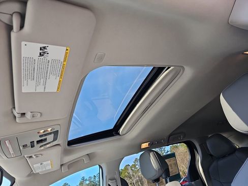 Used 2022 Toyota Sienna XLE image 34