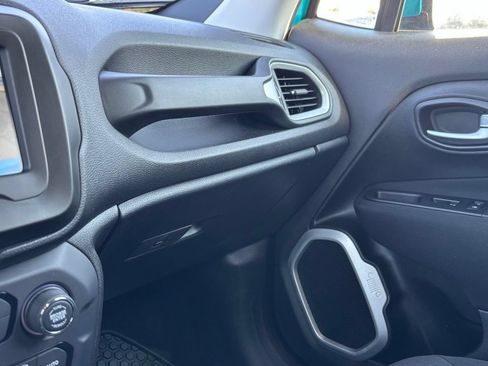 Used 2020 Jeep Renegade Latitude w/ Cold Weather Group AWD/4WD image 38