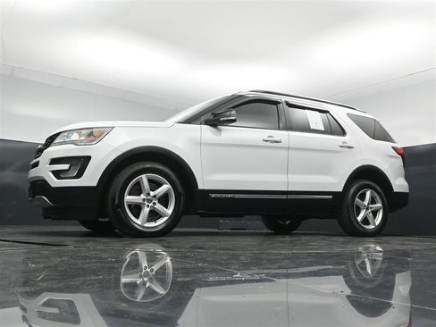 Used 2017 Ford Explorer XLT w/ Equipment Group 201A AWD/4WD image 27