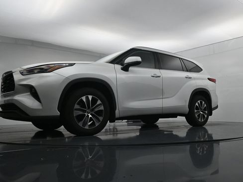 Used 2022 Toyota Highlander XLE AWD/4WD image 31