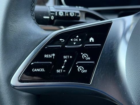 Used 2025 Mercedes-Benz GLC 300 4MATIC image 17