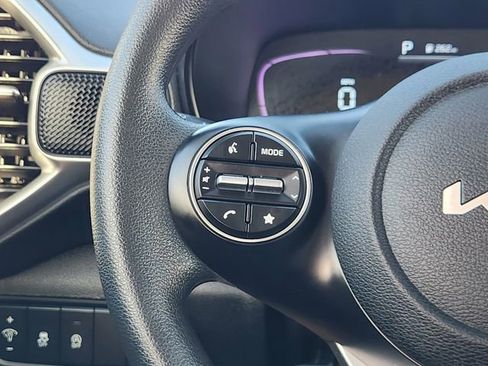 Used 2025 Kia Soul LX w/ LX Technology Package FWD image 28