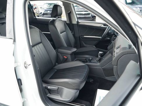 Used 2022 Volkswagen Tiguan SE w/ Panoramic Sunroof Package AWD/4WD image 13