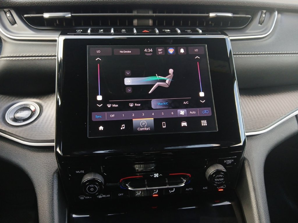 Used 2025 Jeep Grand Cherokee Laredo RWD image 4