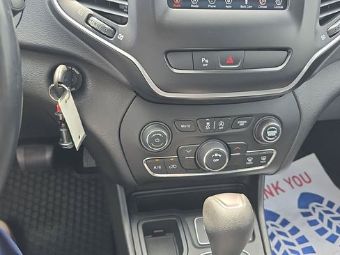 Used 2019 Jeep Cherokee Latitude w/ Cold Weather Group FWD image 15