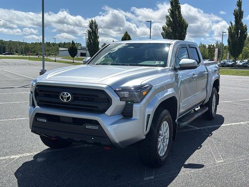 Used 2025 Toyota Tacoma SR5 AWD/4WD image 13
