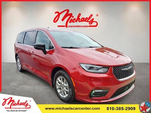 Used 2024 Chrysler Pacifica Touring-L FWD image 1