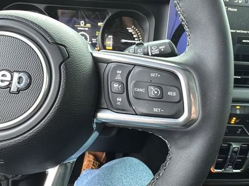 Used 2025 Jeep Wrangler Unlimited Sahara image 18