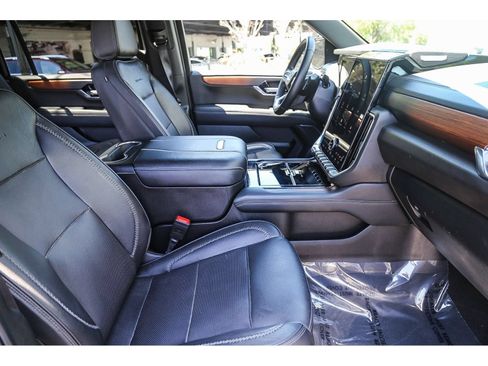 Used 2025 GMC Yukon XL Denali AWD/4WD image 13