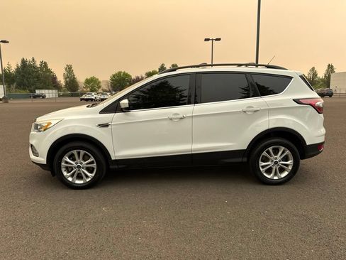 Used 2017 Ford Escape SE w/ Equipment Group 201A AWD/4WD image 4