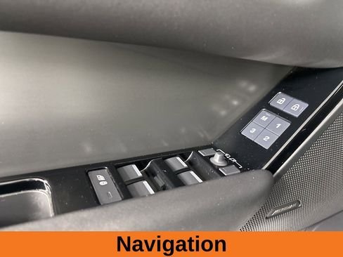 Used 2025 Land Rover Range Rover Velar Dynamic SE image 9