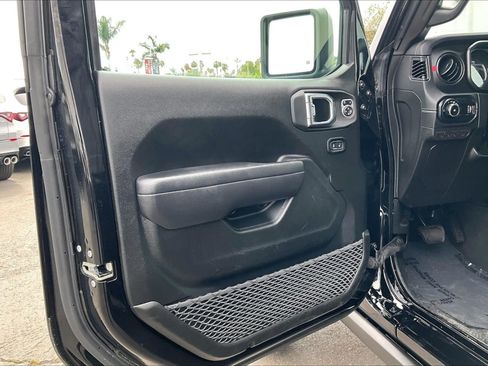 Used 2025 Jeep Wrangler Unlimited Rubicon AWD/4WD image 19