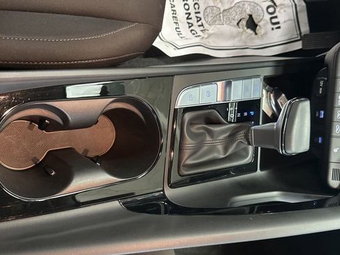 Used 2025 Hyundai Elantra SEL image 16