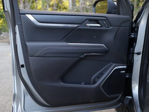 Used 2025 GMC Acadia Elevation image 25