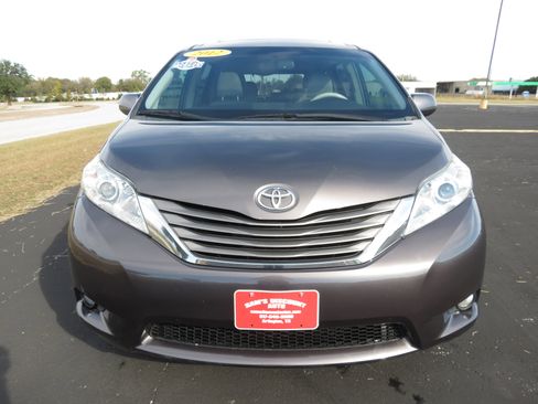 Used 2012 Toyota Sienna XLE image 7