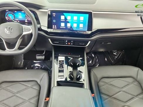 Used 2024 Volkswagen Atlas Cross Sport SE w/ Black Wheel Package FWD image 19