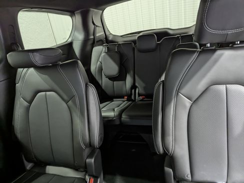 New 2025 Chrysler Pacifica Select image 14