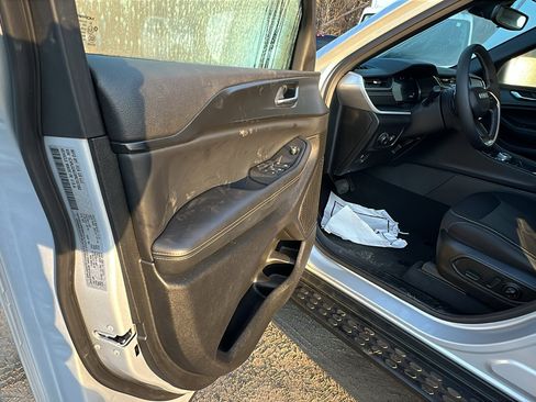 Used 2024 Jeep Grand Cherokee Laredo image 13