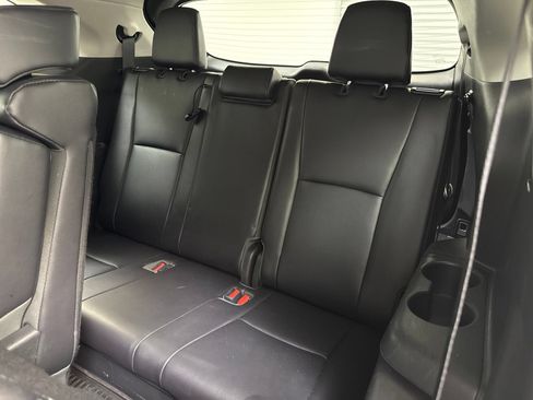 Used 2022 Toyota Highlander XLE FWD image 28