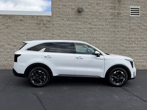 Used 2025 Kia Sorento S w/ Panoramic Sunroof Package FWD image 2