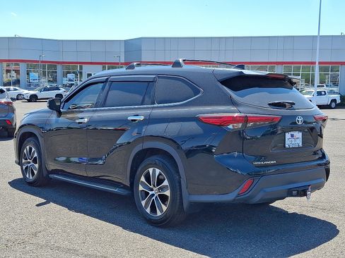Used 2021 Toyota Highlander XLE AWD/4WD image 5