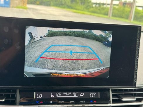 Used 2025 Toyota Sienna XLE FWD image 33