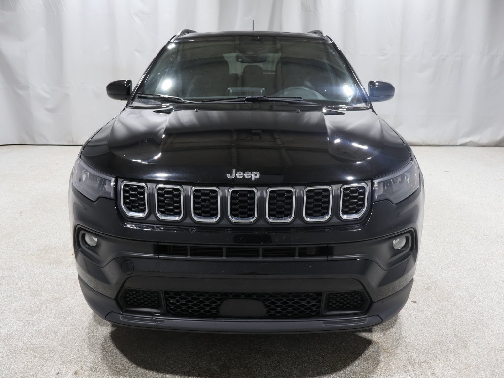 Used 2025 Jeep Compass Latitude w/ Sun & Sound Group AWD/4WD image 8