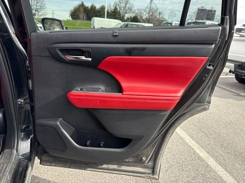 Used 2022 Toyota Highlander XSE image 17