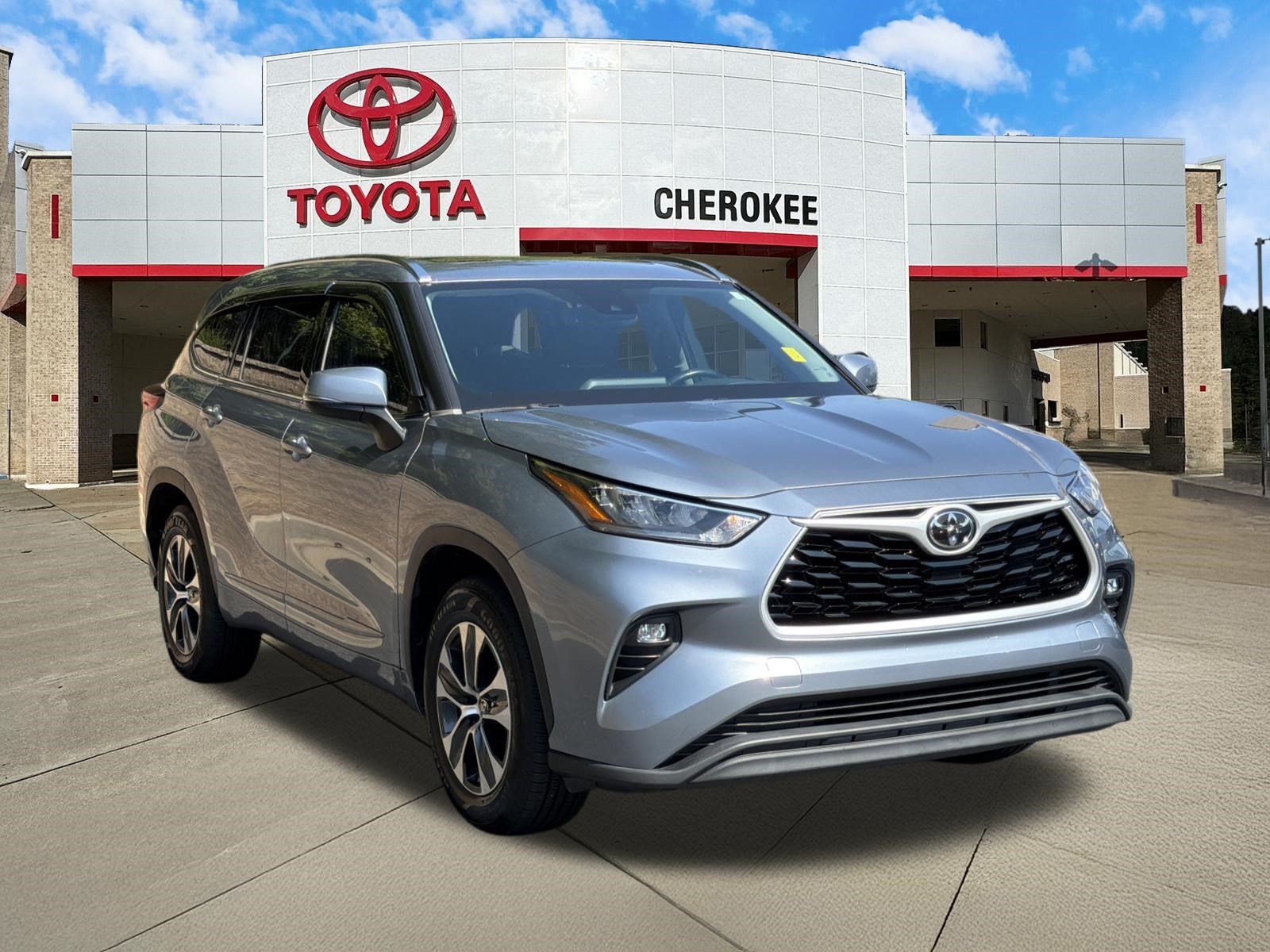 Used 2020 Toyota Highlander XLE FWD image 3