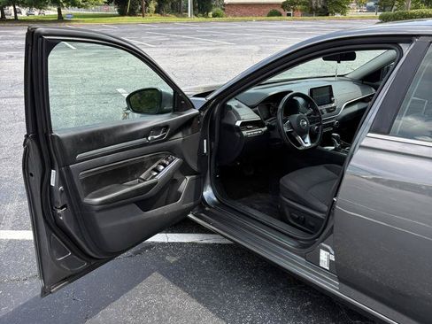 Used 2022 Nissan Altima 2.5 SV w/ SV Premium Package FWD image 9