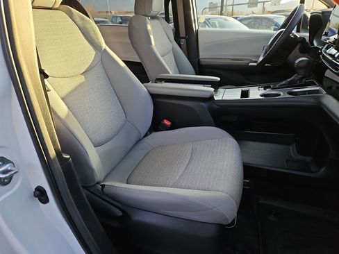 Used 2025 Toyota Sienna LE image 44