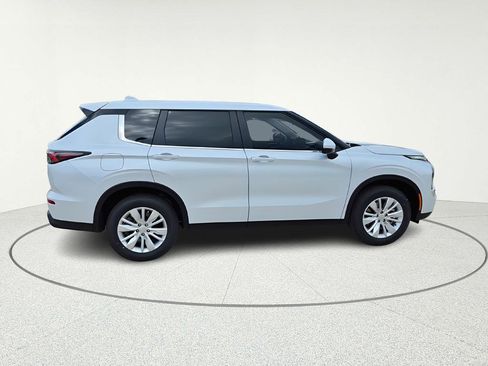 New 2026 Mitsubishi Outlander ES FWD image 7