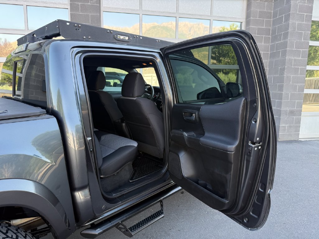 Used 2022 Toyota Tacoma TRD Sport w/ Technology Package AWD/4WD image 37