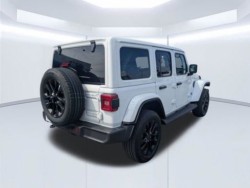 Used 2025 Jeep Wrangler Unlimited Sahara AWD/4WD image 3